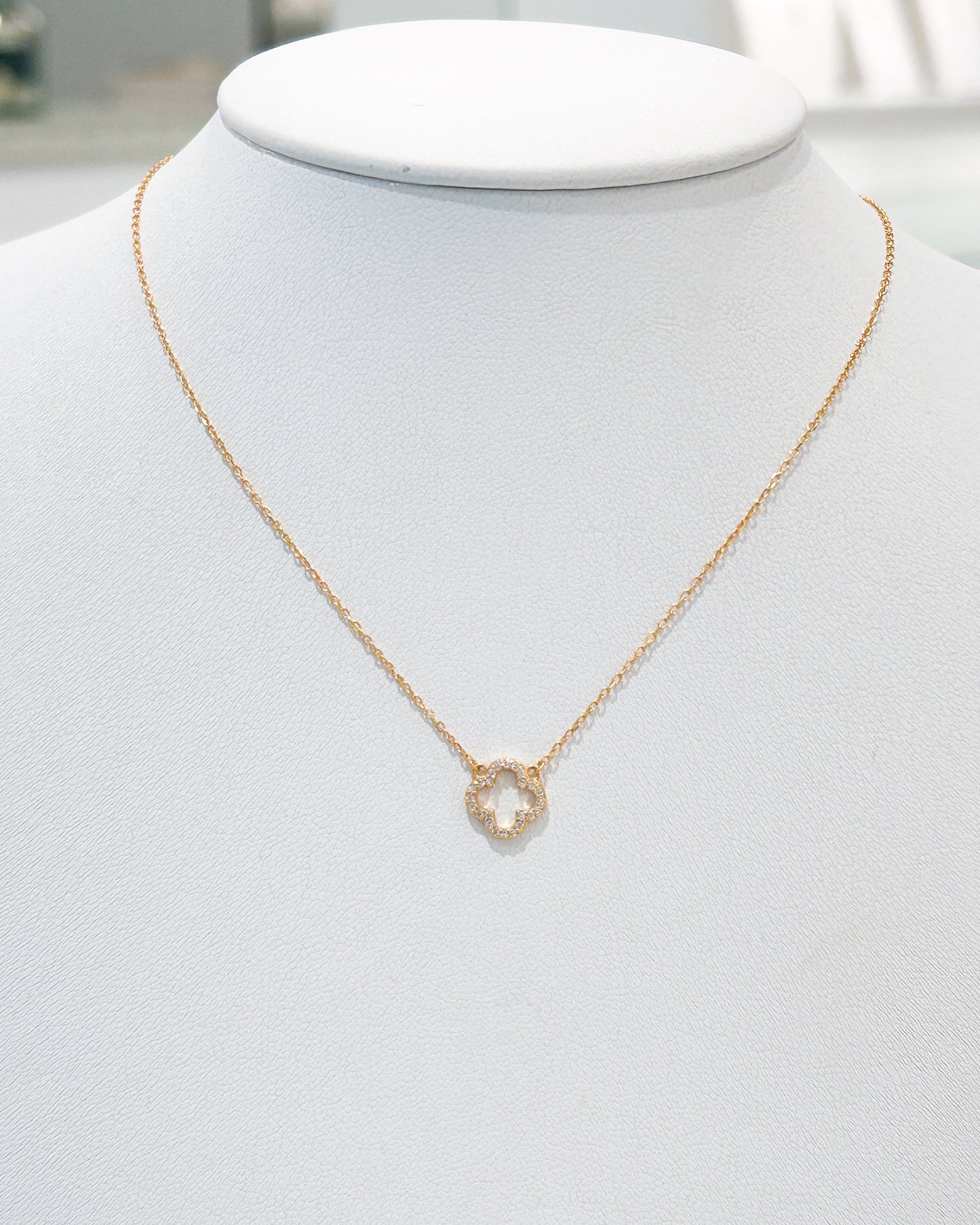 Collar dorado con trébol de cristales