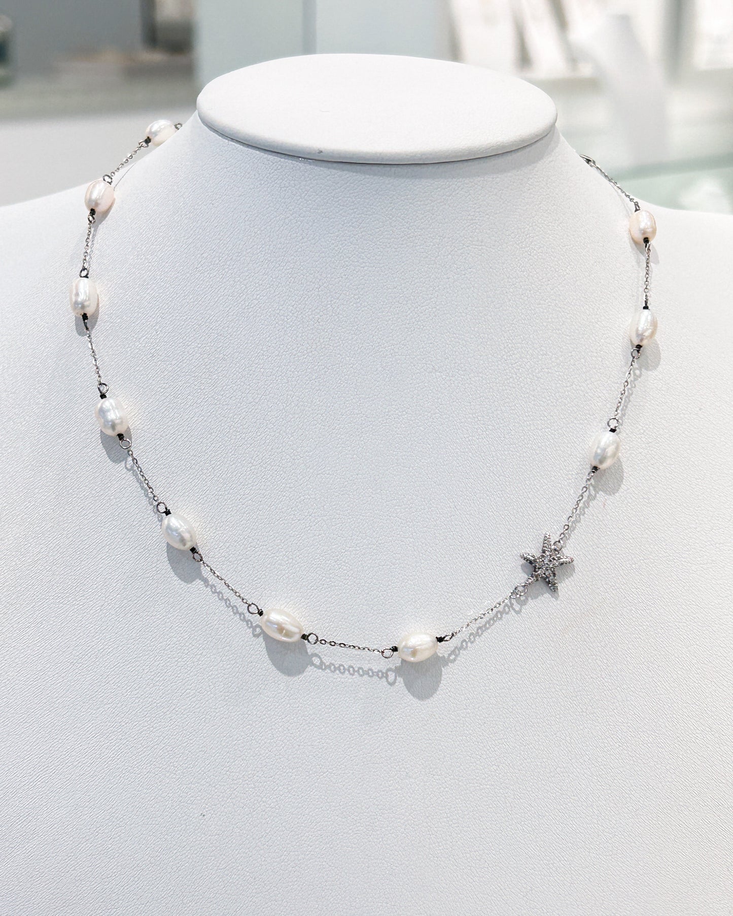 Collar de estaciones con perlas barrocas y estrella de mar