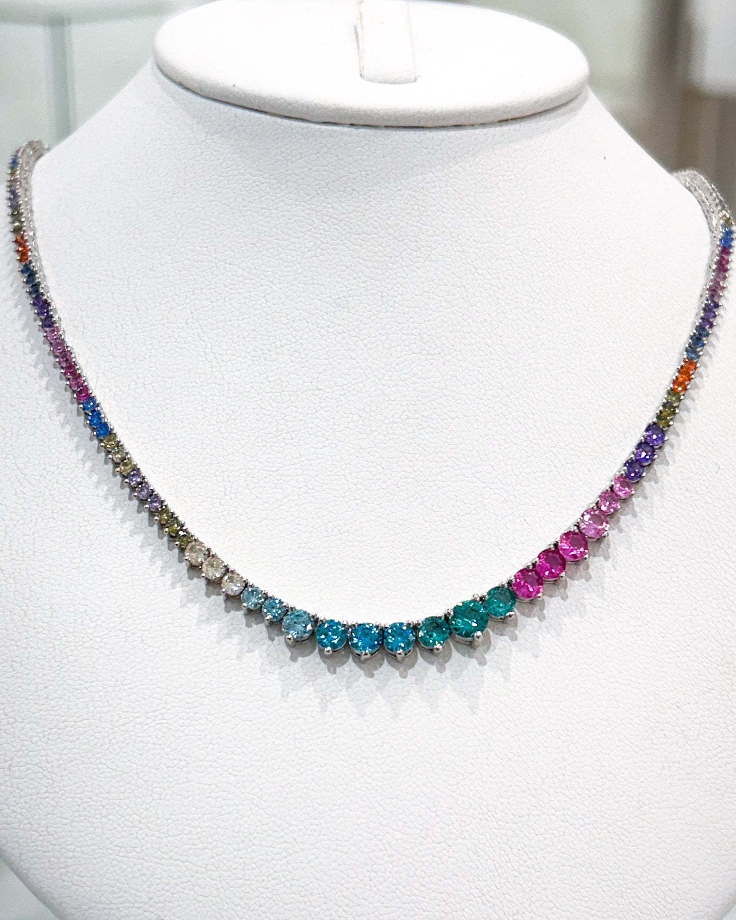 Collar de riviere con cristales multicolor