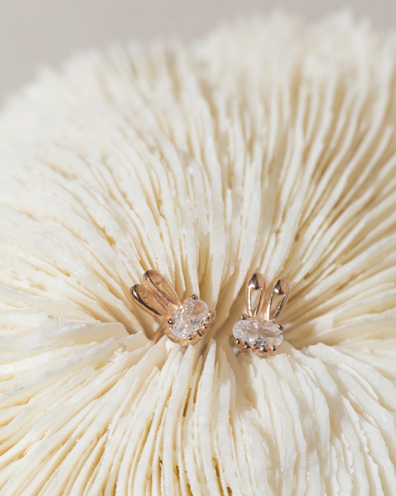 Broqueles de silueta de conejo con cristal ovalado en color oro rosa