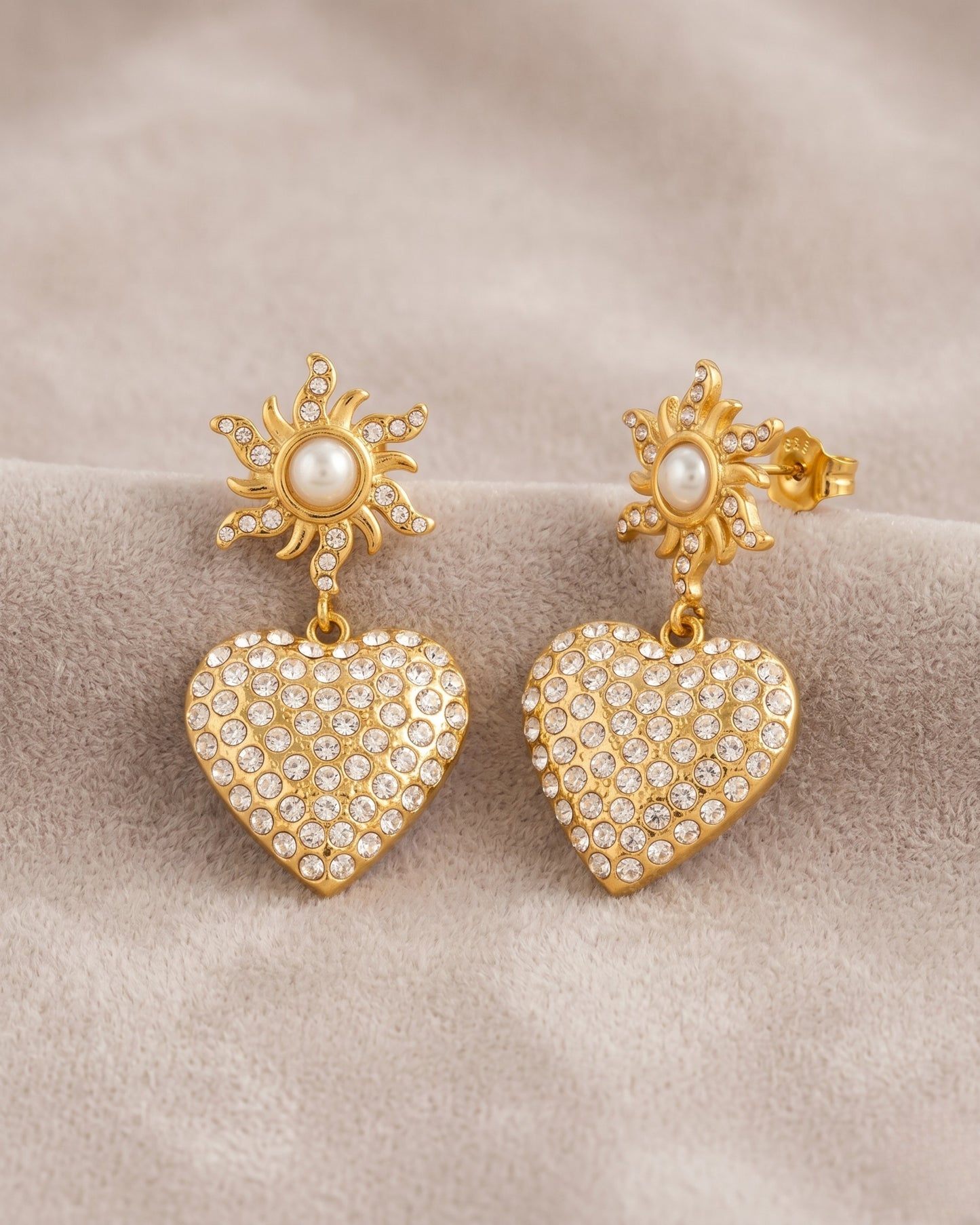 Aretes corazón radiante con sol de perla y cristales