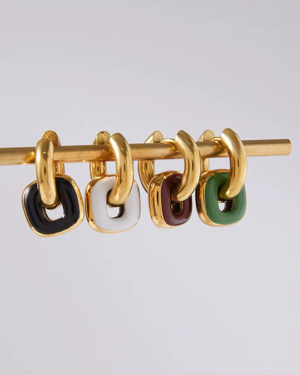 Arete de eslabones dorado con blanco tipo huggie