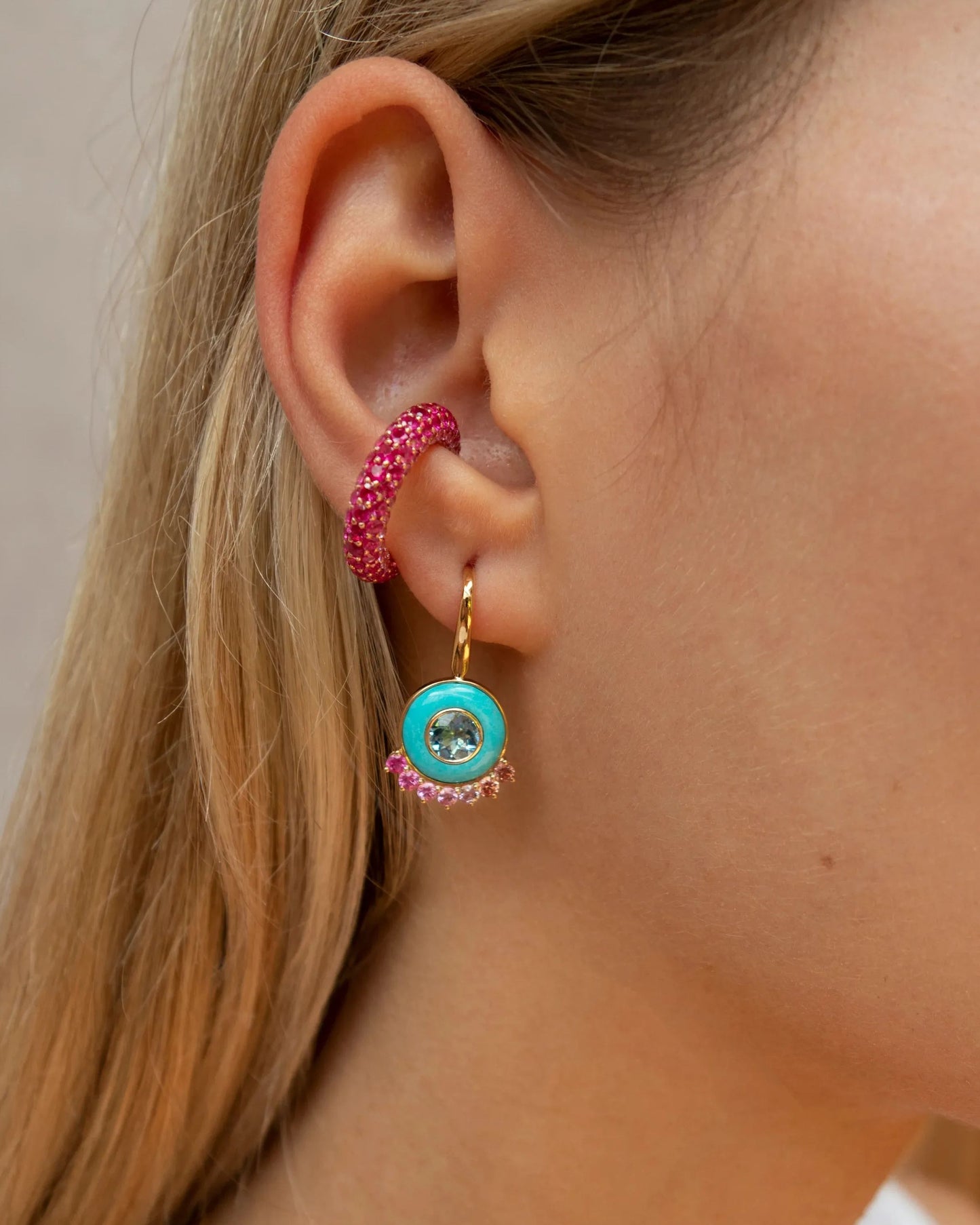 Arete elegante de piedra circonia tipo ear cuff.