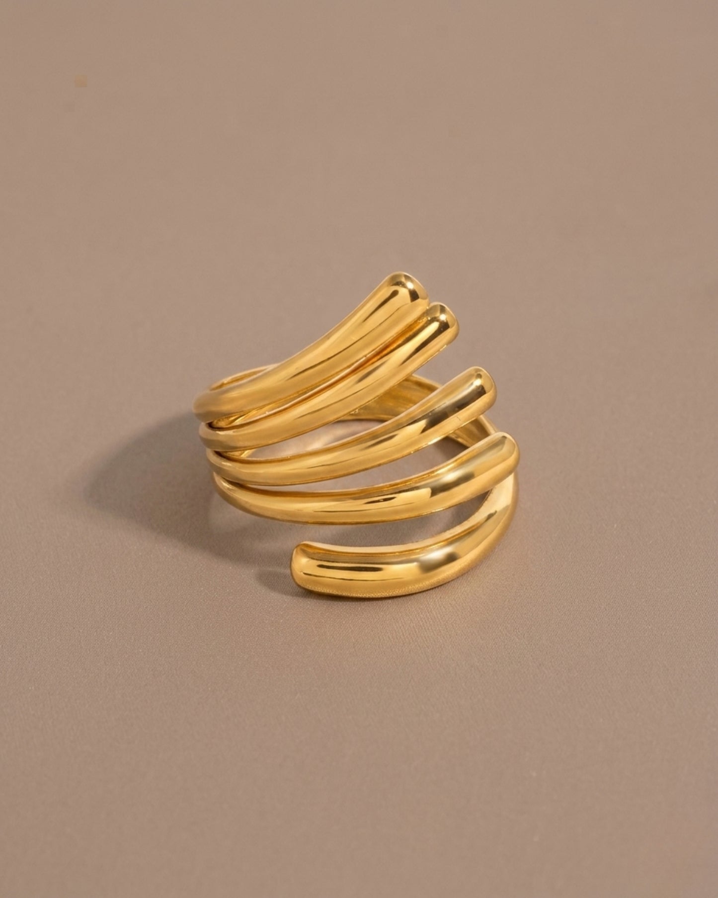 Anillo envolvente multilínea dorado