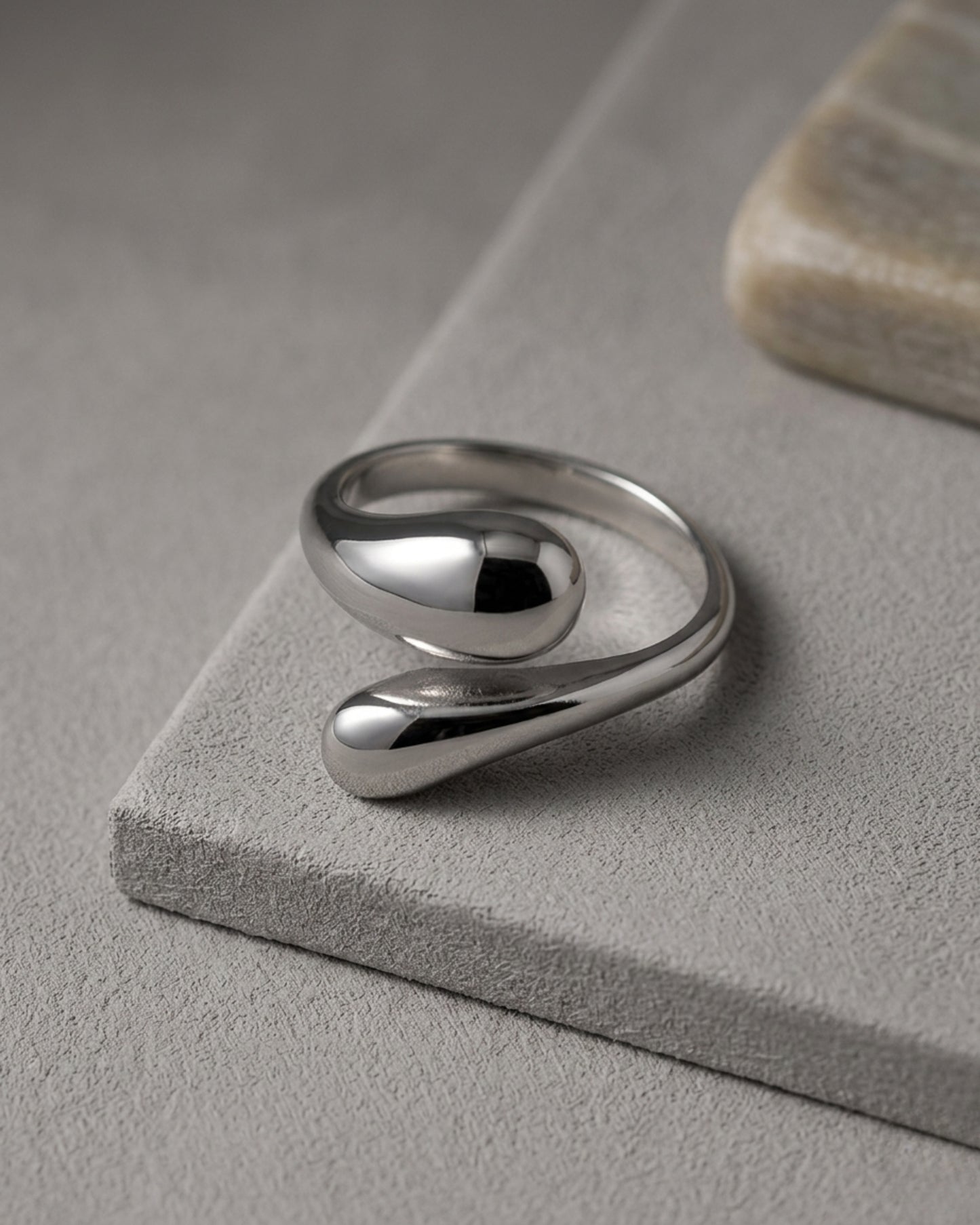 Anillo plateado con terminales en gota