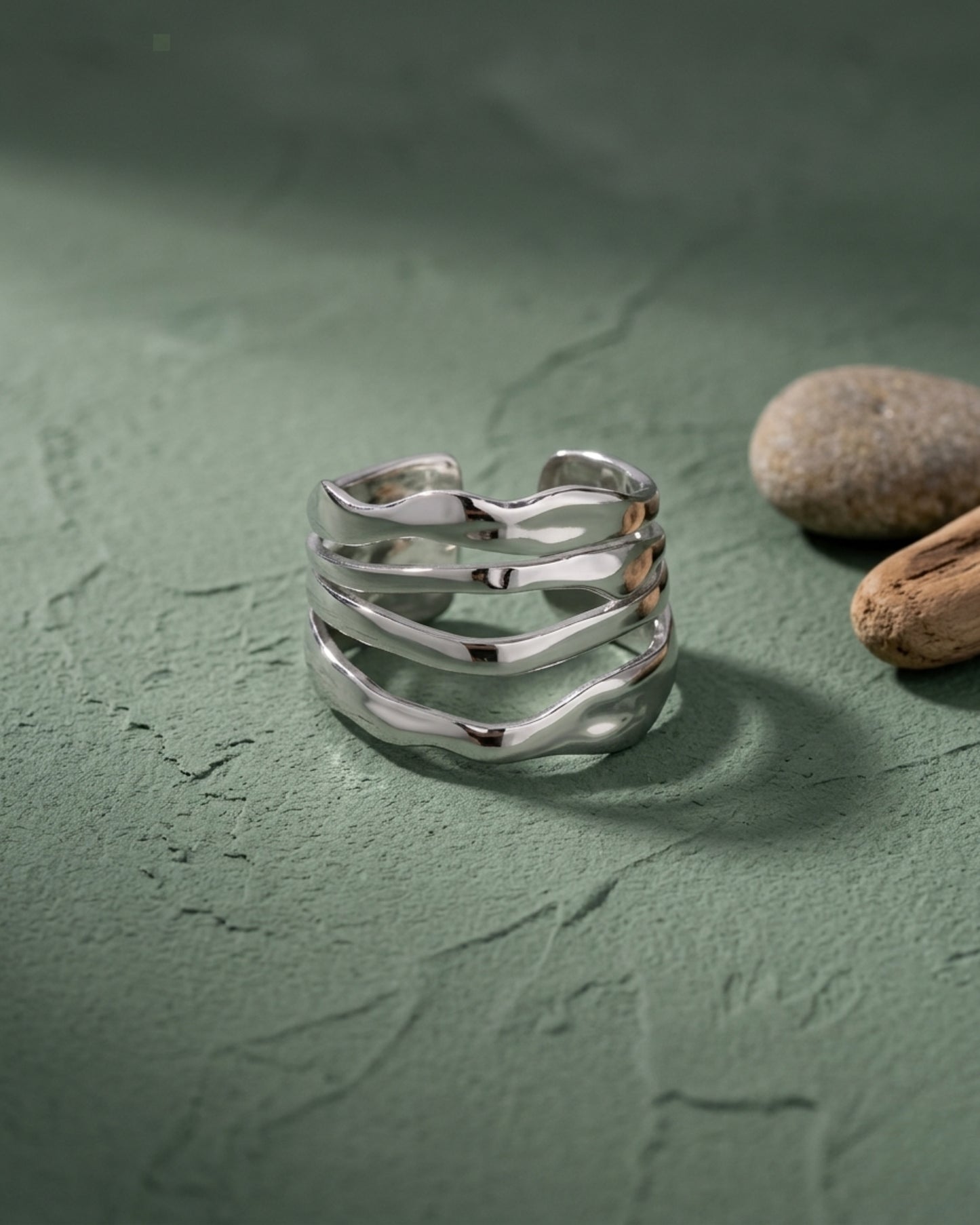 Anillo plateado de bandas onduladas