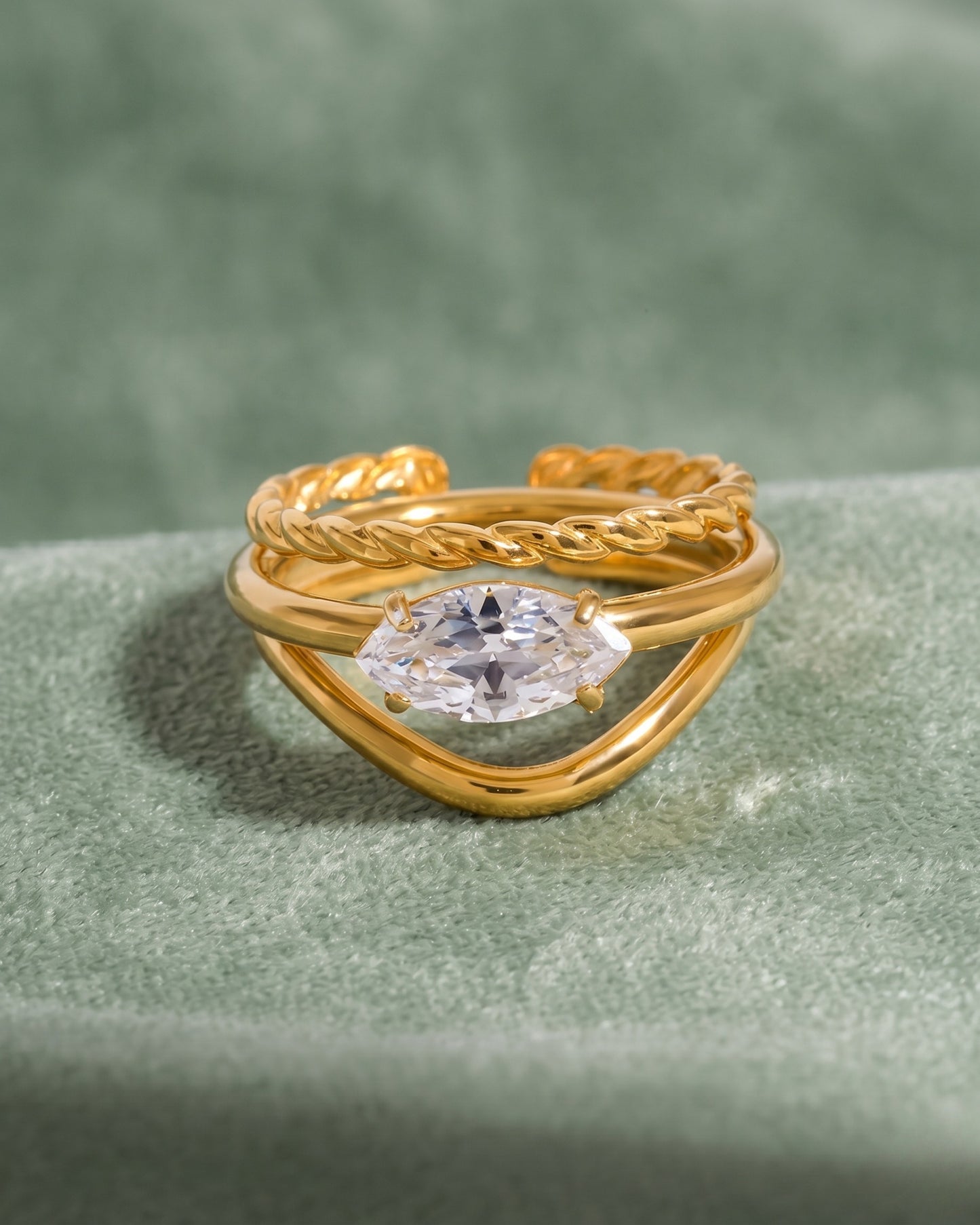Anillo triple con circonia marquesa y textura torzal