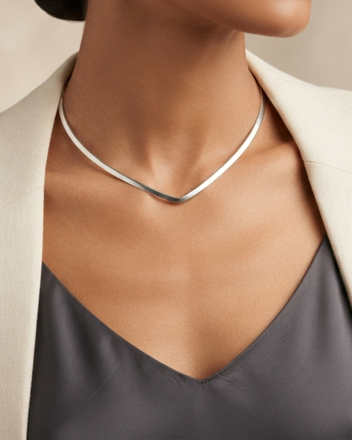 Collar Línea Fluida Plateada