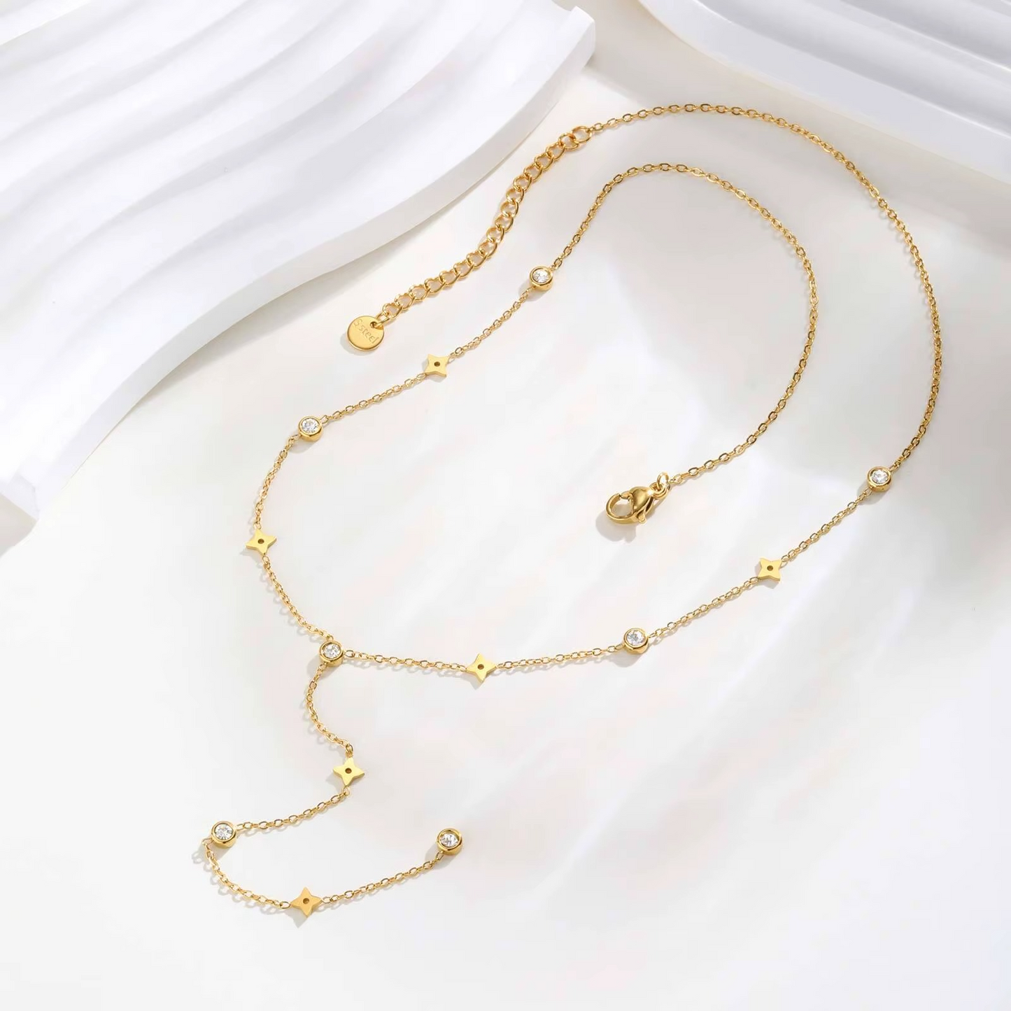 Collar minimalista en color dorado con piedra zirconia, de tipo ajustable.