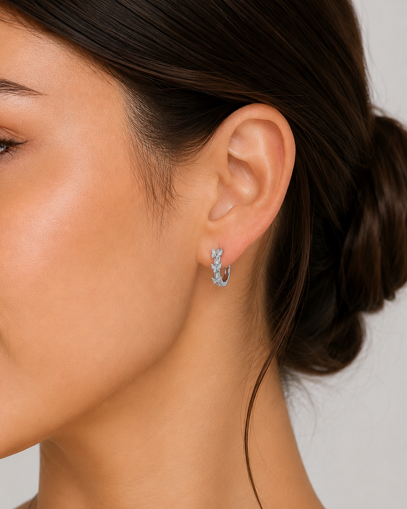 Aretes Huggie con Pequeñas Mariposas