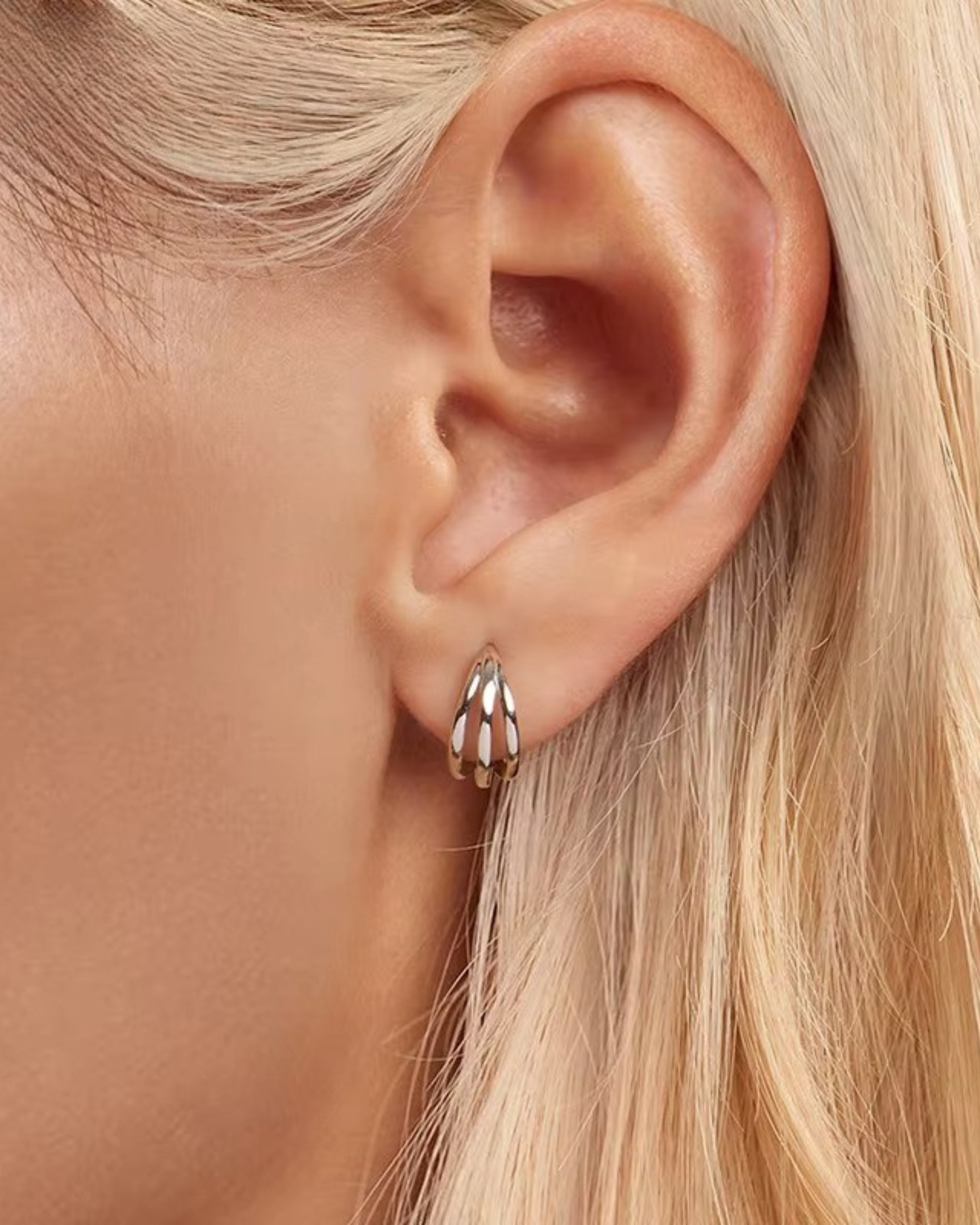 Aretes Huggies con Bandas Entrelazadas