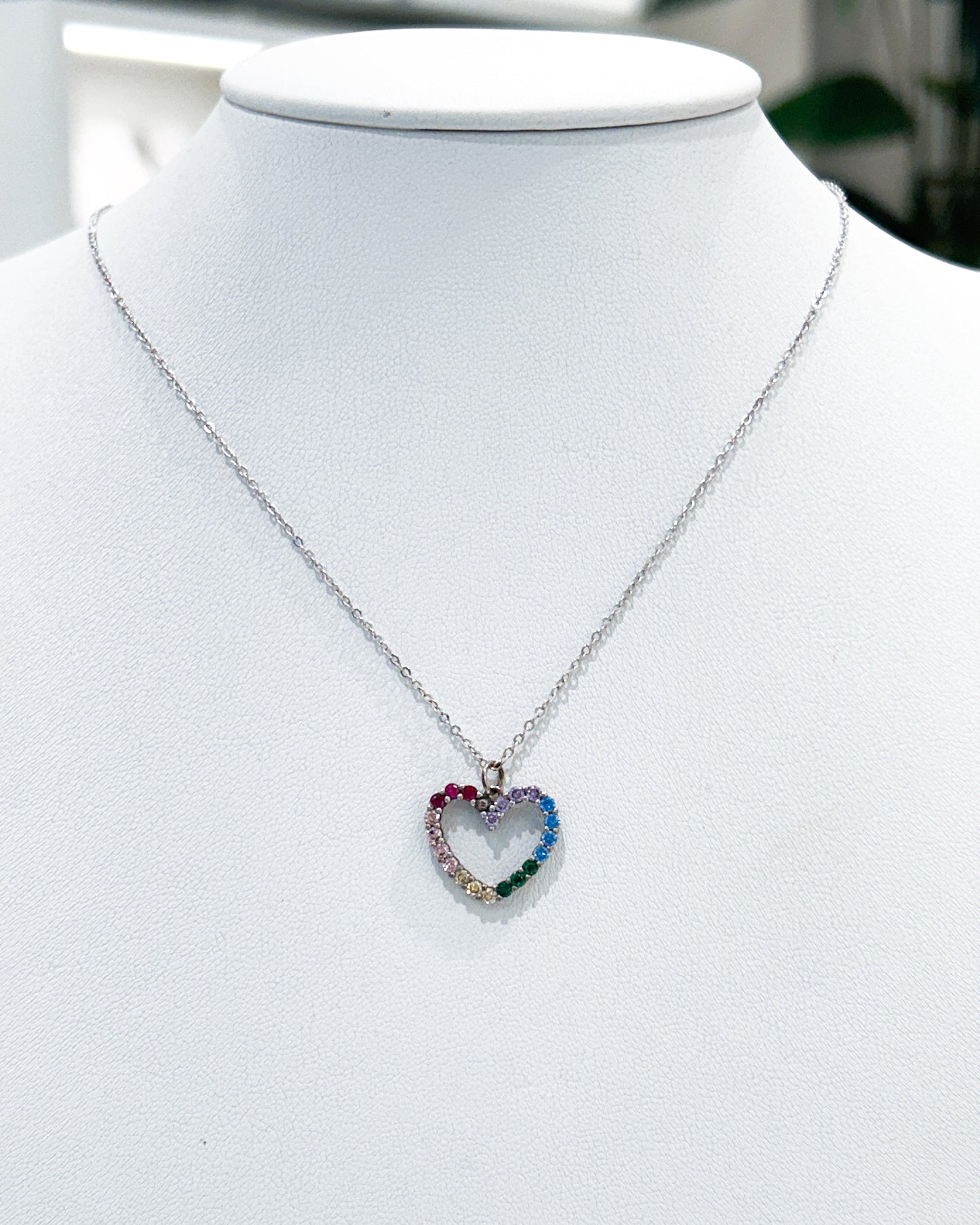 Collar de corazón con cristales arcoíris