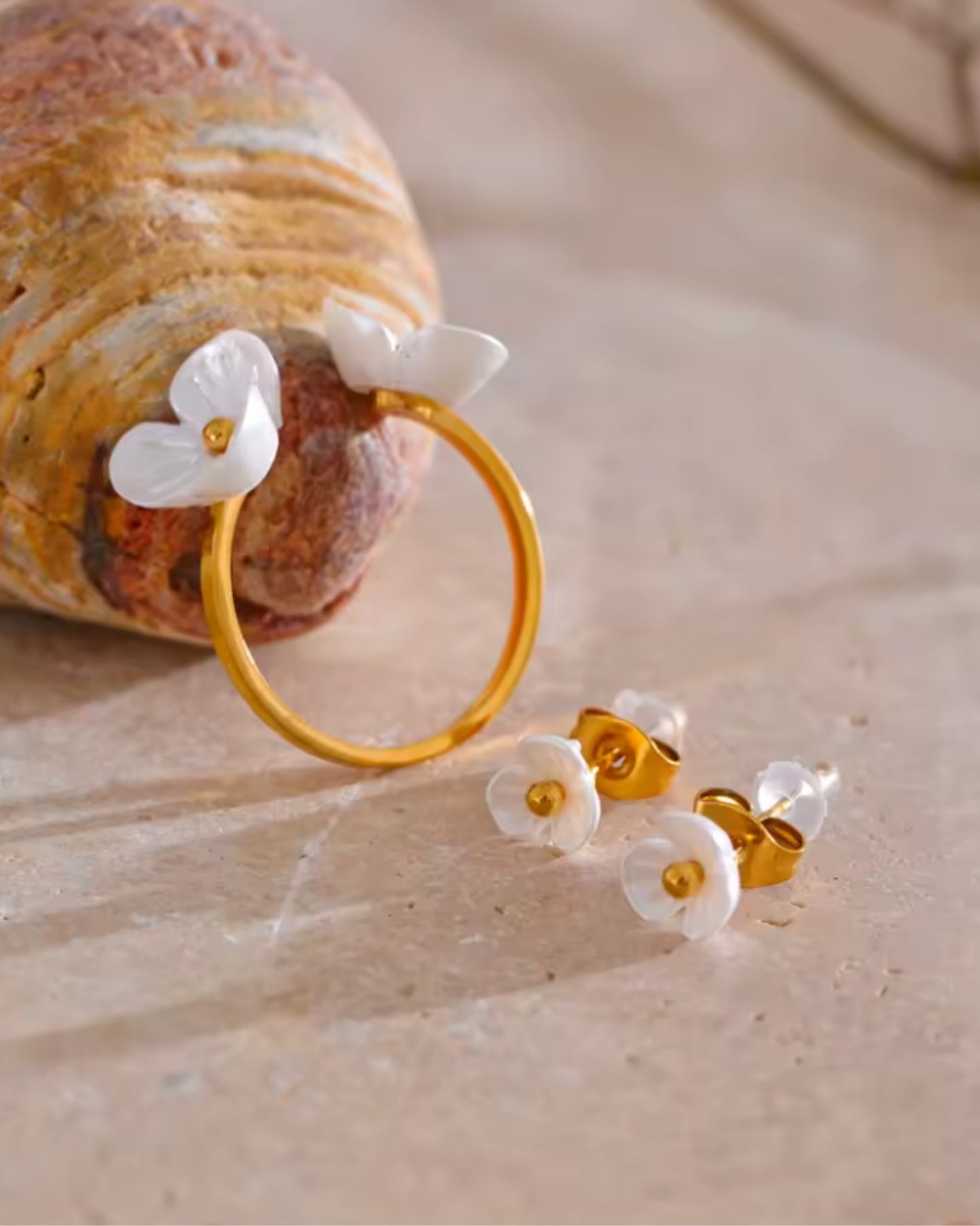 Aretes de Botón con Flor Blanca y Centro Dorado