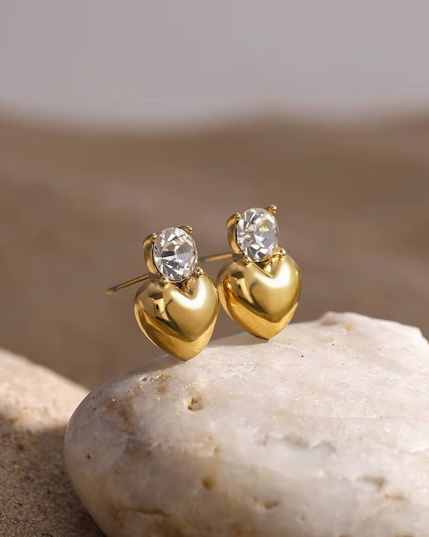 Aretes dorados de corazon con piedra brillante