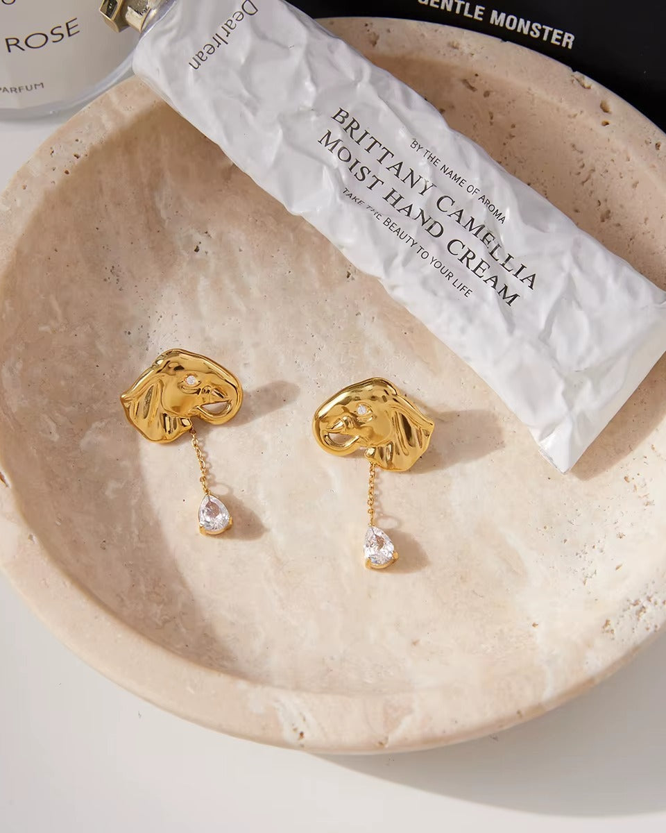 Aretes dorados con relieve con piedra colgante