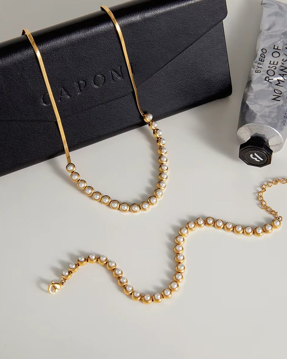 Pulsera dorada con perlas