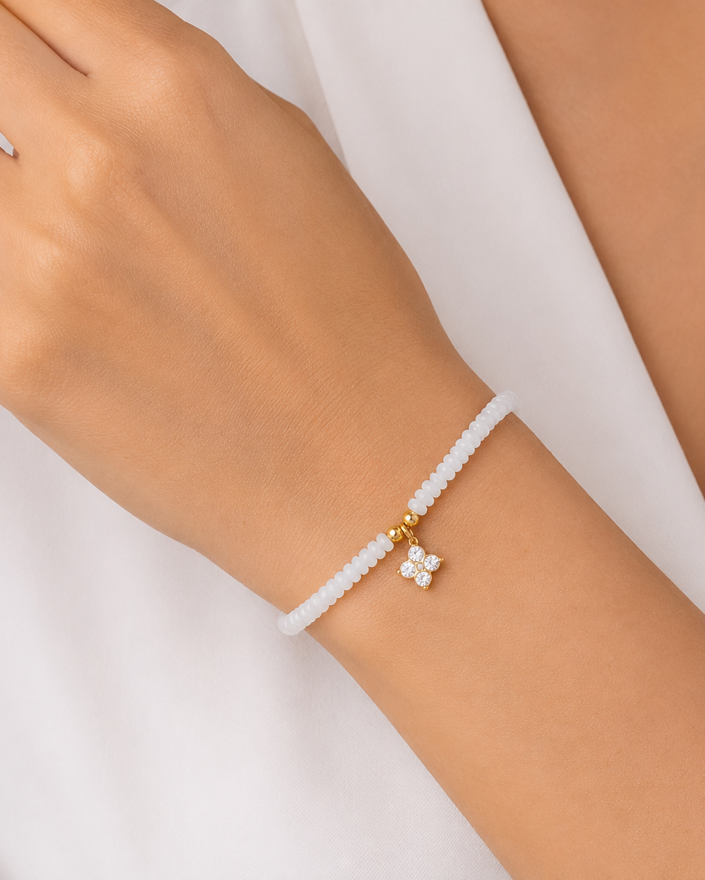 Pulsera de Cuentas Blancas con Dije de Flor