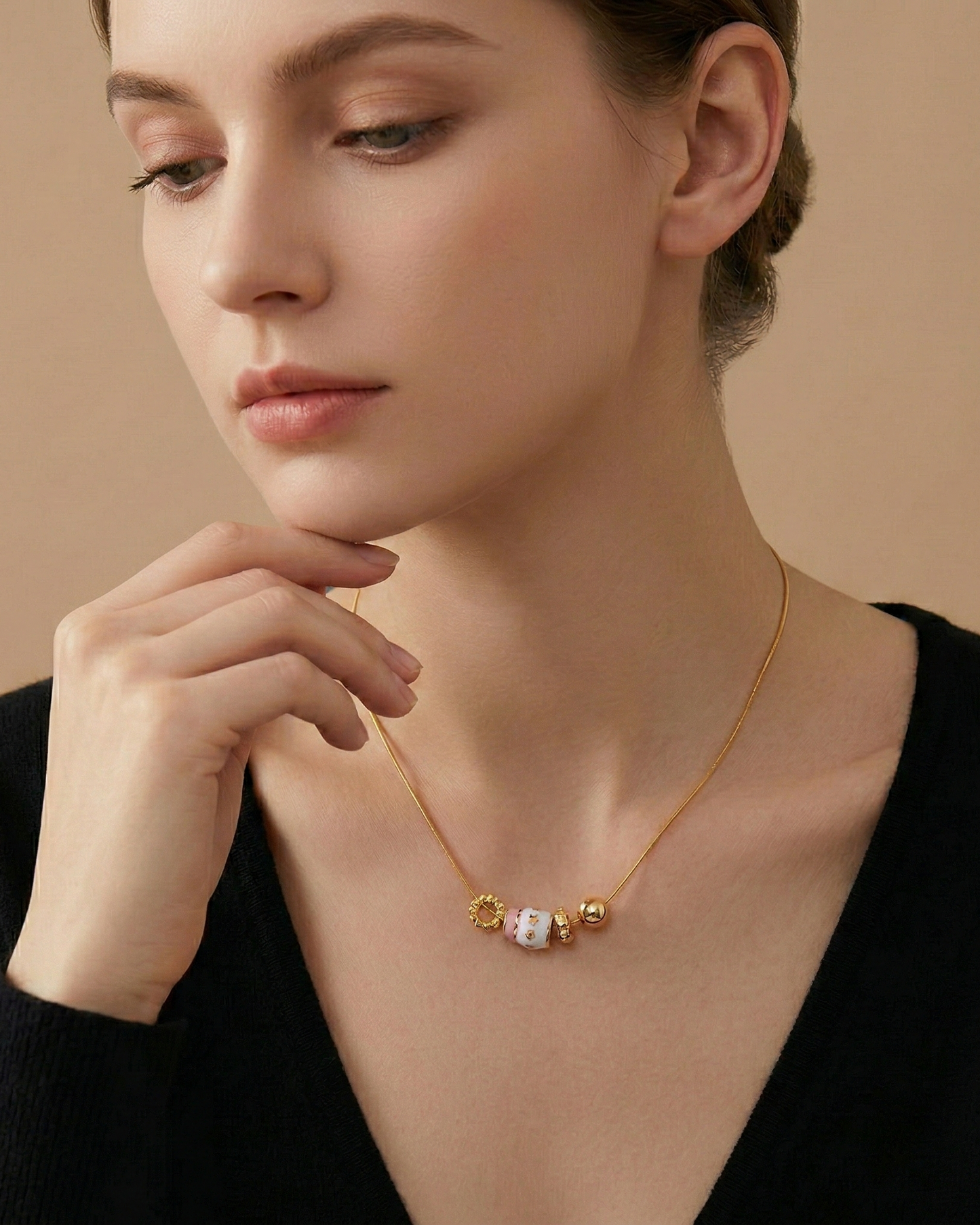 Collar con charms color dorado