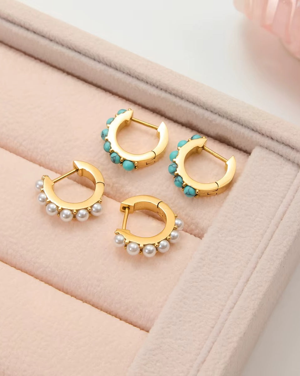 Arete dorado con piedras color turquesa, de tipo huggie.