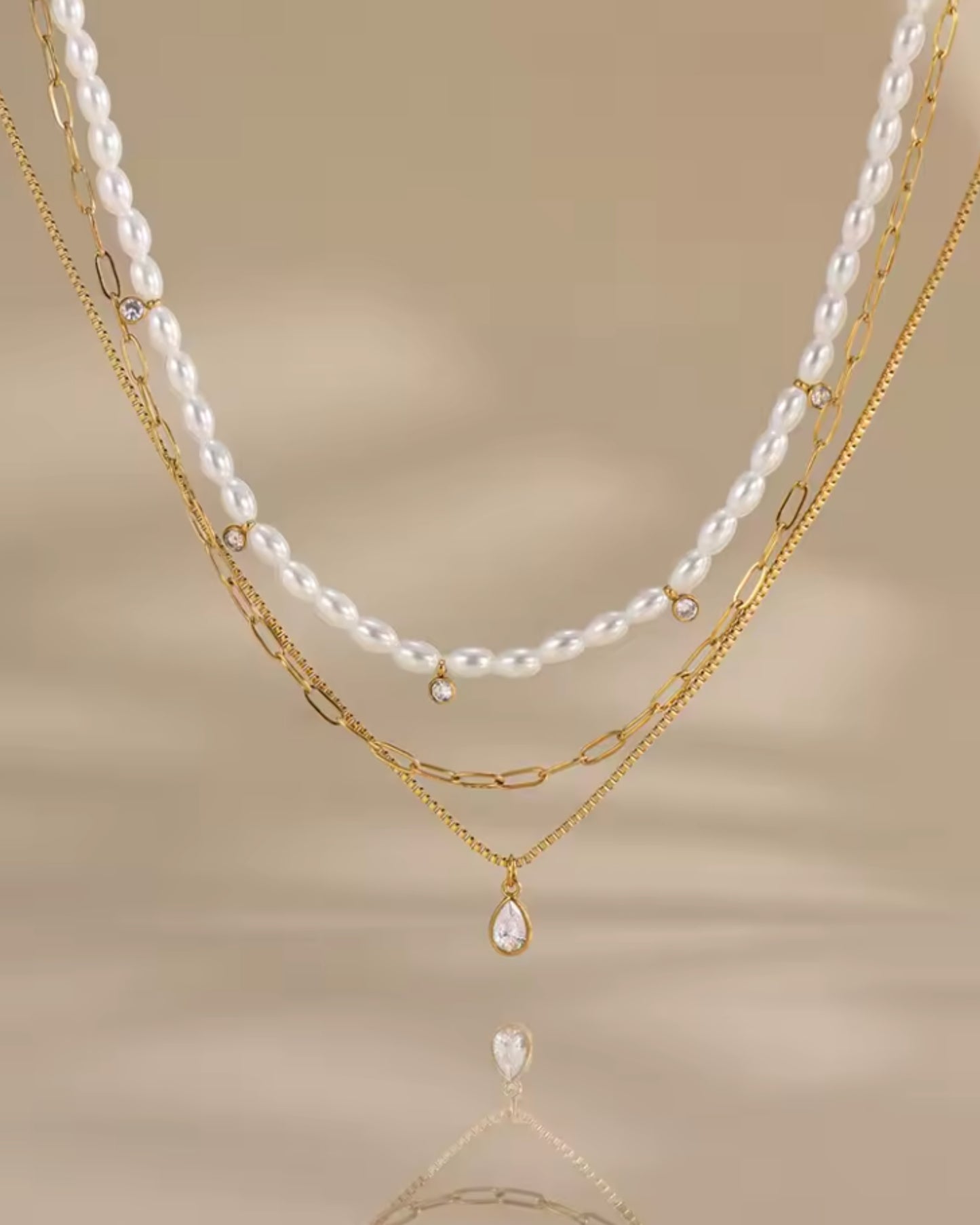 Collar de Capas con Perlas y Detalles Dorados