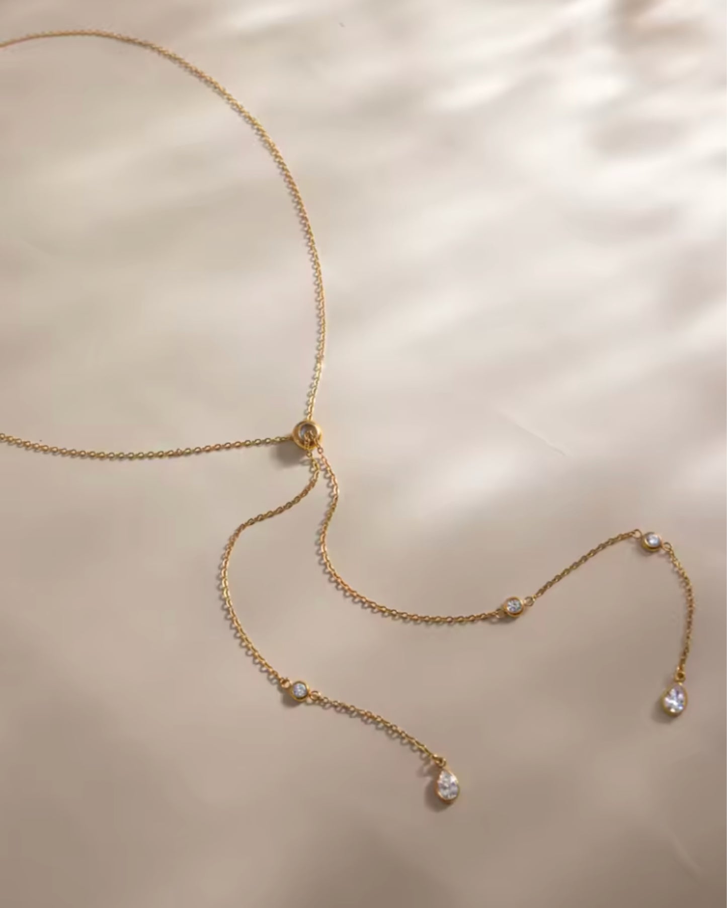 Collar lariat con destellos minimalistas