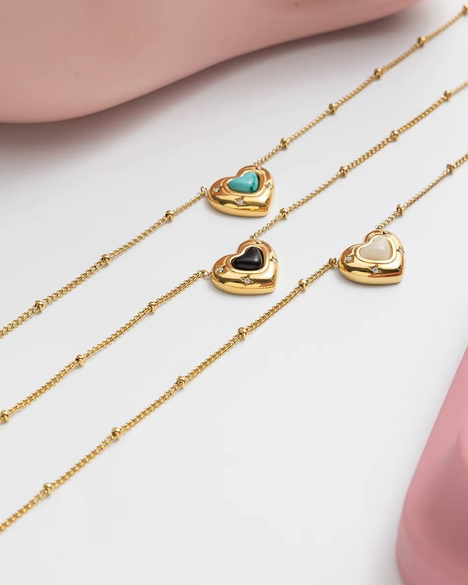Collar dorado de corazón en color negro de tipo ajustable