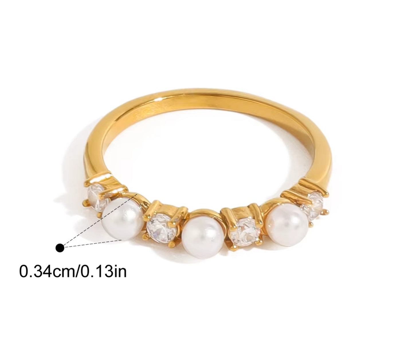 Anillo dorado con perla y piedra zirconia.