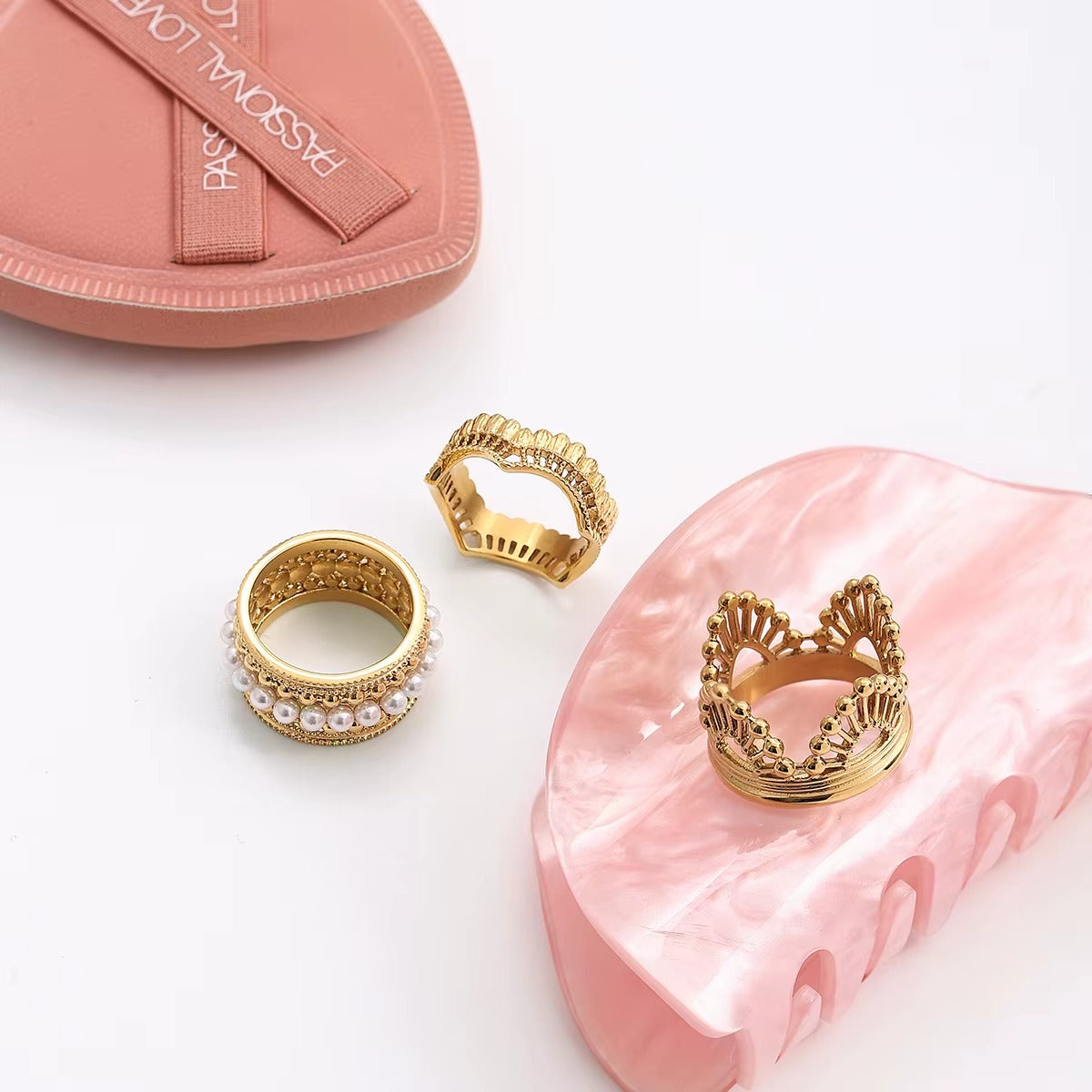 Anillo dorado de perlas.