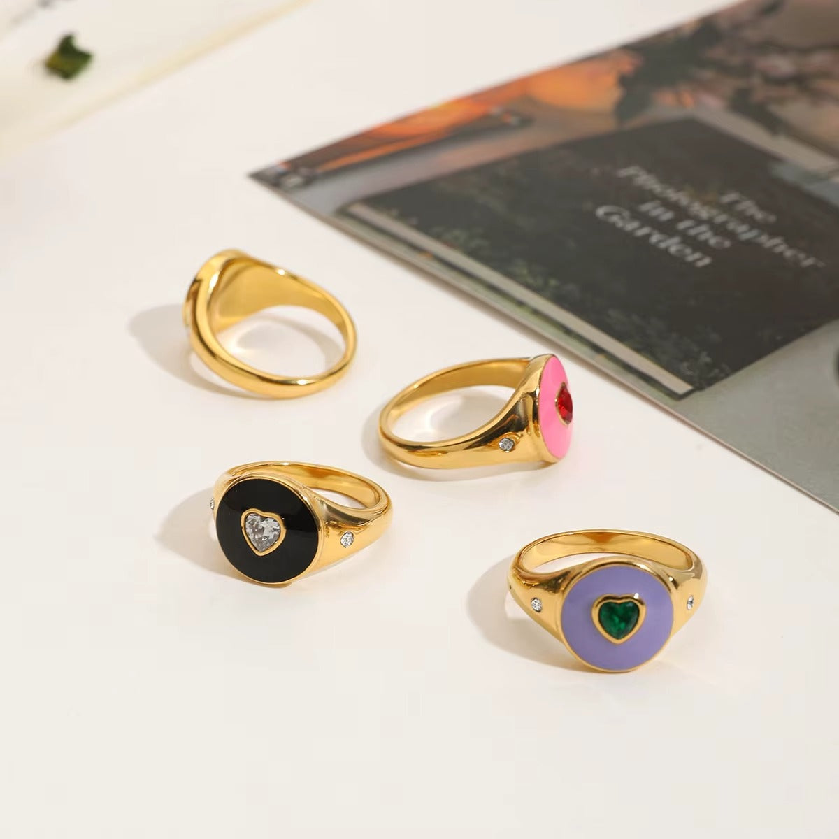 Anillo dorado y negro con piedra zirconia de corazón.