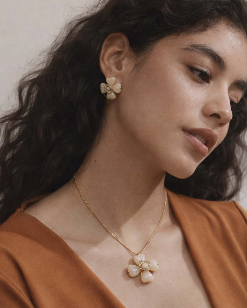 Collar con diseño de flor beige, color dorado