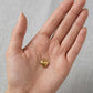 Dije de corazón abombado dorado con grabado