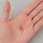 Dije de flor silvestre en esmalte rosa con centro de cristal