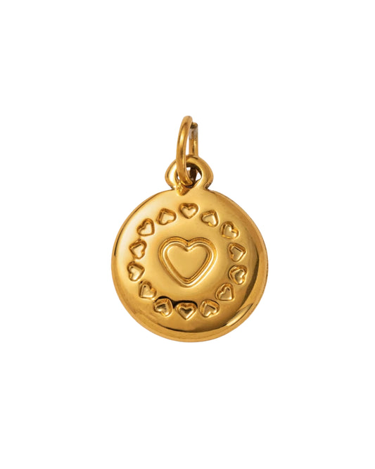 Dije de medalla circular dorada con corazón central y bisel grabado