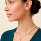 Collar con perlas blancas, color dorado