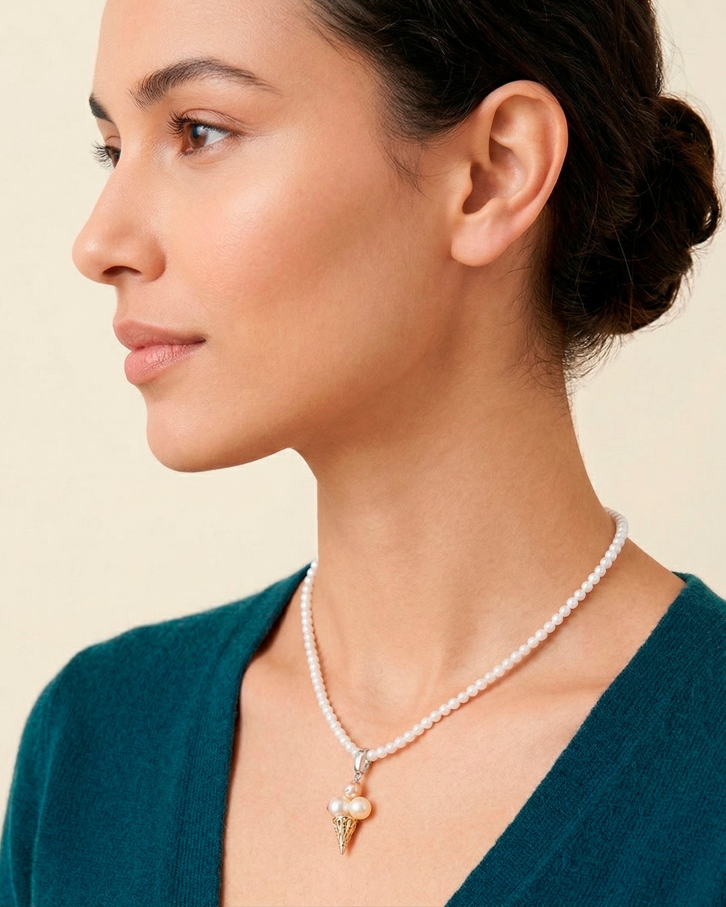 Collar con perlas blancas, color dorado