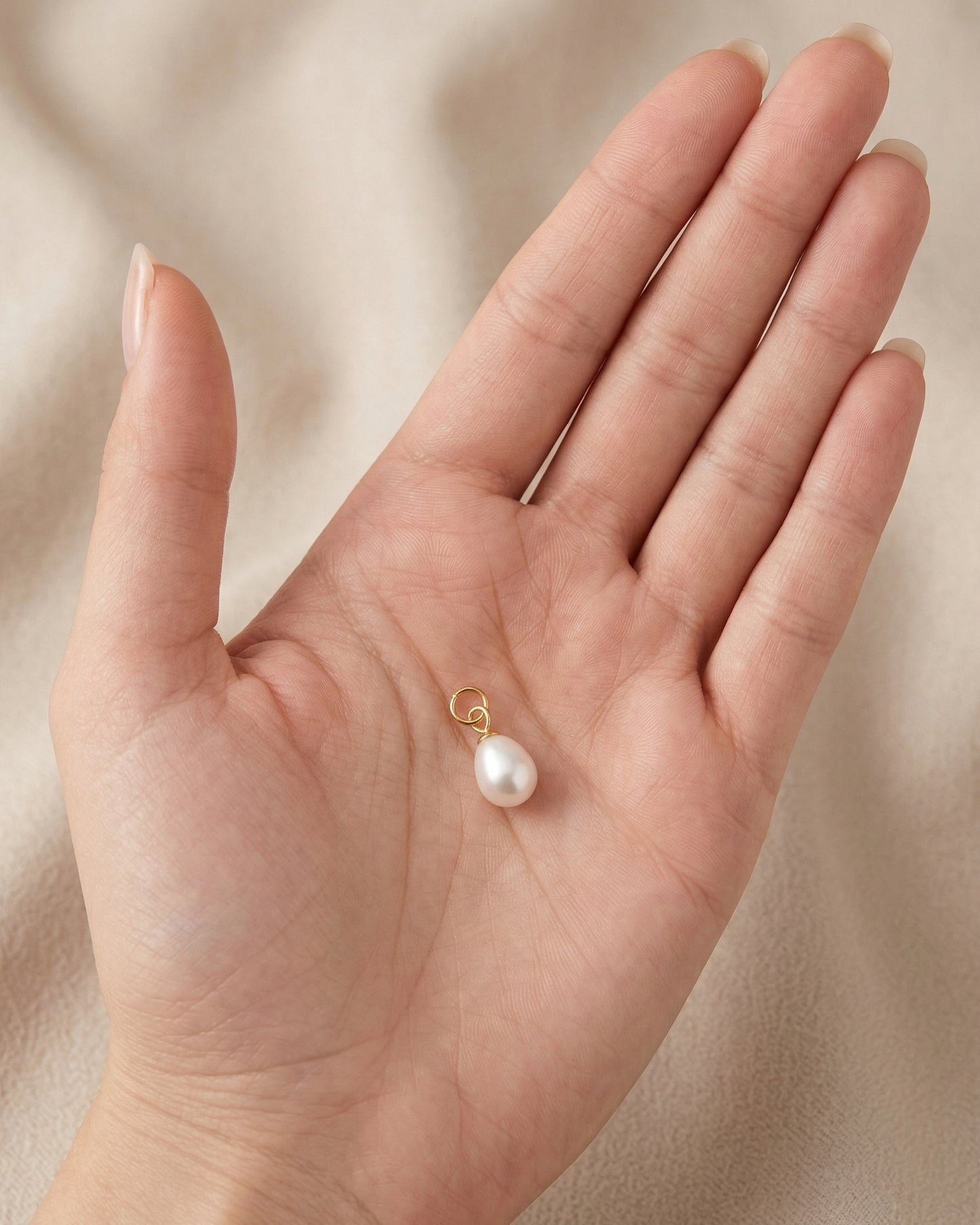 Dije de perla en gota con engaste minimalista