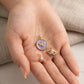 Dije de ojo protector con pavé de cristales y centro brillante en dorado