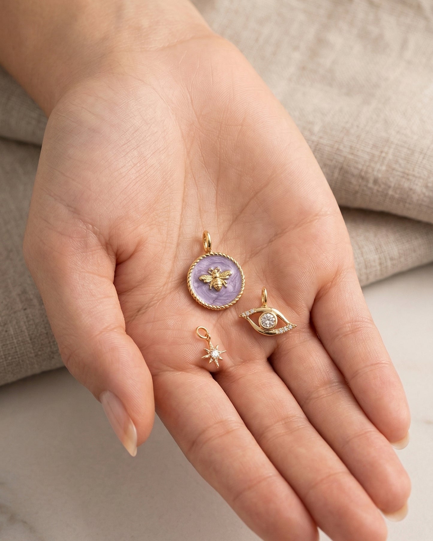 Dije de ojo protector con pavé de cristales y centro brillante en dorado