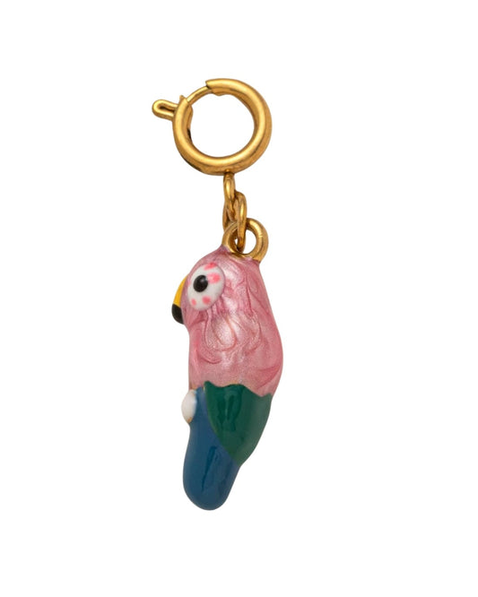 Dije de guacamaya en color rosa y verde
