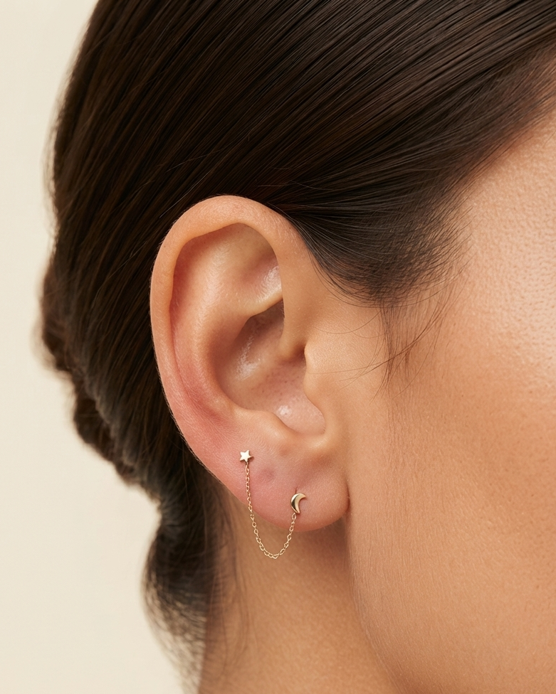 Arete de Broquel con Cadena de Luna y Estrella