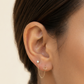 Arete Doble Geométrico y Minimalista con Cadena Conectora