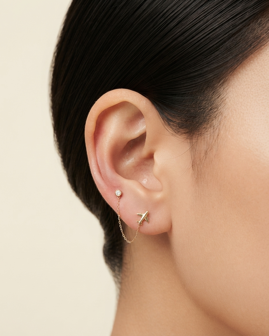 Arete Doble con Dije de Avión y Circonia Conectados por Cadena