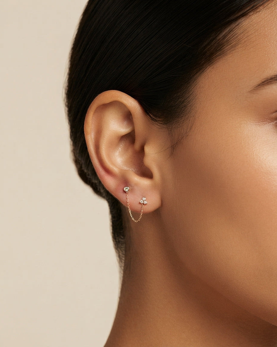 Arete Doble con Trío de Circonias y Cadena Colgante