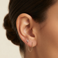 Arete Doble con Barra Minimalista y Circonia Conectadas por Cadena