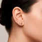 Arete tipo broquel silueta Barbie con cristal rosa en oro 10k