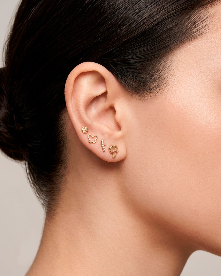 Arete tipo broquel silueta Barbie con cristal rosa en oro 10k