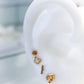 Arete tipo broquel de silueta de mariposa en oro 10k