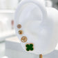 Arete tipo broquel de cristal con borde estriado en relieve en oro 10k