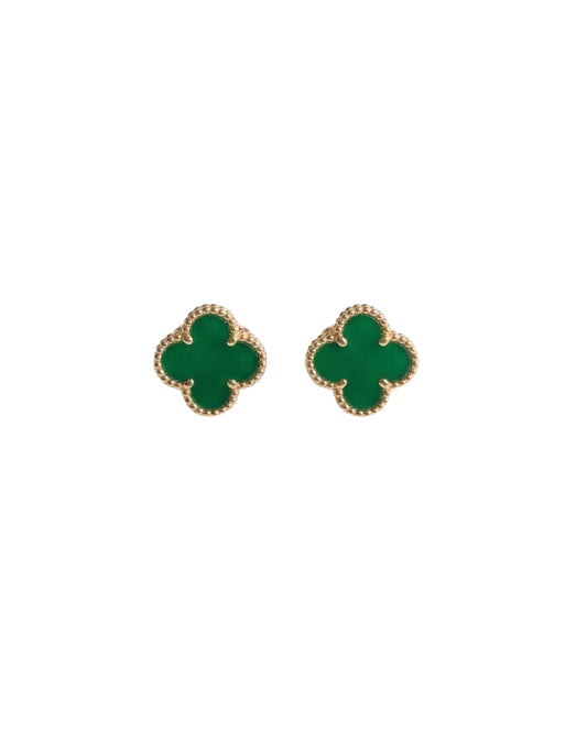 Arete tipo broquel de trébol con deposito de color verde en oro 10k