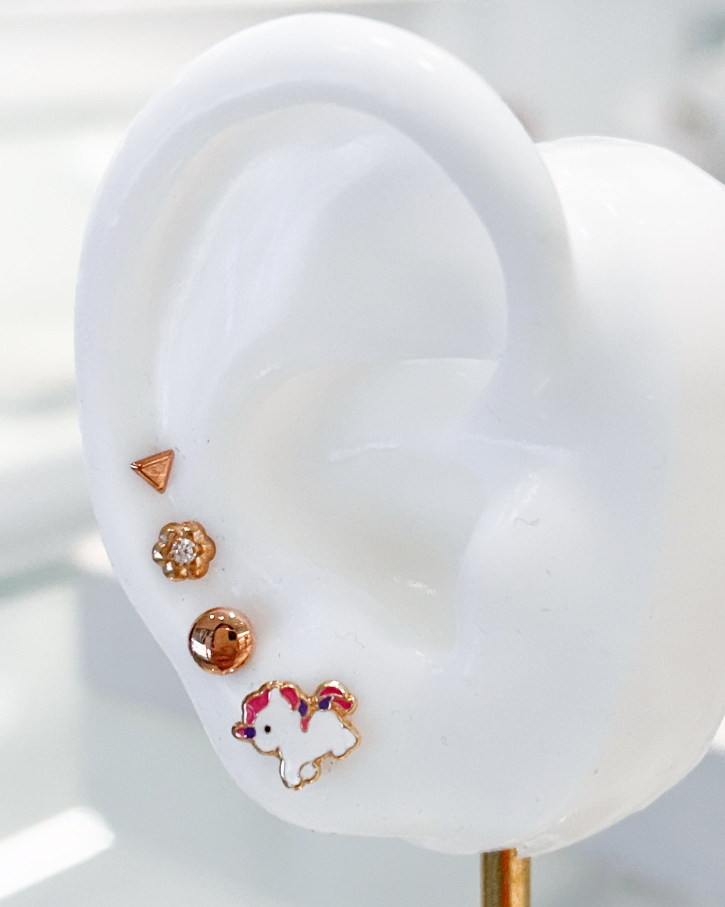 Arete tipo broquel de flor miniatura con cristales en pavé en oro 10k